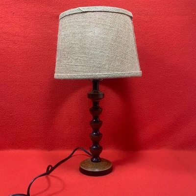 Lámpara de mesa de madera moderna vintage de mediados de siglo con base de husillo torneado pantalla de arpillera boho Foto 1 de 4