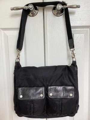 Bandolera de hombro de carga Francesco Biasia negra de nailon con bolsillos ribeteados de cuero Foto 1 de 4