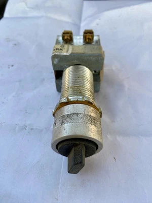 Selector de Interruptor Killark GO5-3C3G-N34 Mc 3 Posiciones 1No/1Nc Foto 1 de 3