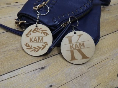 Llaveros de madera personalizados - letra dividida monograma o corona rama de olivo Foto 1 de 4