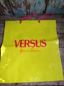 Gianni Versace Versus gelb & pink Logo Print Geschenktüte Medium Größe 17" x 16" - Bild 1 von 3