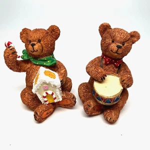 2 Vintage Christmas Bears with Gingerbread House & Drum, Resin 3" Tall - Bild 1 von 3