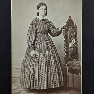1860er CDV Foto Portriat eines viktorianischen Mädchens gemustertes Kleid Easton Pennsylvania - Bild 1 von 5