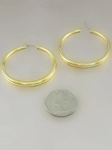 "Pendientes de aro huecos redondos de acero quirúrgico de 1,5" en tono dorado - Imagen 1 de 1