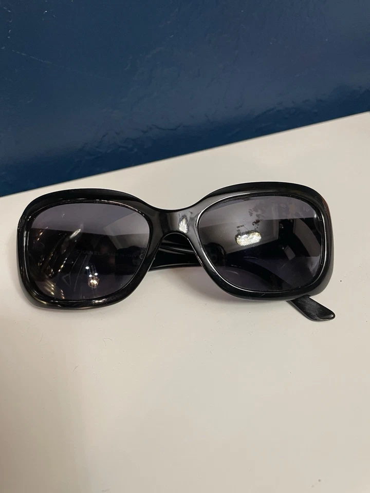 Gafas de sol negras Chanel con estuche rígido Foto 1 de 4