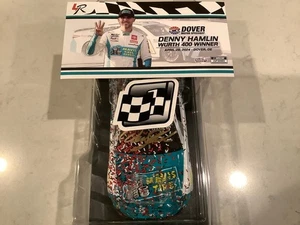 DENNY HAMLIN HANDSIGNIERT 2024 TOYOTA MAVIS REIFEN DOVER RENNEN SIEG DRUCKGUSS & KARTE - Bild 1 von 19