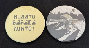 Vintage Klaatu Barada Nikto Tag Die Erde stand still Knöpfe UFO Aliens Roboter - Bild 1 von 4