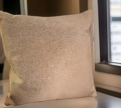 Nuevo Arhaus cuero de vaca blanco y gris y. Almohada de gamuza 19 x 19" Foto 1 de 4