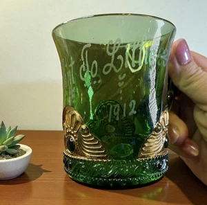 EAPG US Glas grün & gold Spitze Medaillon Souvenir Tasse geätzt an Lillie 1912 - Bild 1 von 13