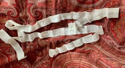 Broderie ancienne: entre deux broderie anglaise blanche - Photo 1/3