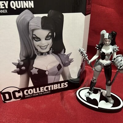 NOVA ESTÁTUA HARLEY QUINN PRETO E BRANCO POR AMANDA CONNER DC Direct #0218 De 5000 - Imagem 1 de 4