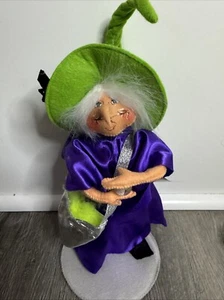 Bambola strega Annalee nuova con etichetta figura Halloween cappello verde vestito viola festa collezione - Foto 1 di 9