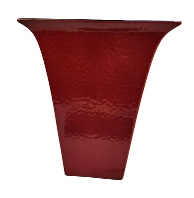 Jarrón de cerámica texturizada roja con interior negro brillante diseño acampanado rectangular 1 Foto 1 de 4