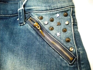 Rock & Republic mittelblau Multi-Nieten F-Tasche abgeschnitten Junior 10 Jeansshorts - Bild 1 von 4