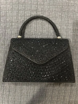 Bolso sin asas negro brillante con cuentas con correa trenzada y broche a presión para noches elegantes Foto 1 de 3