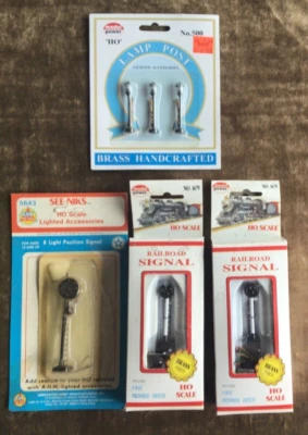 Lot of AHM 5643 & Model Power 1679 Working HO Railroad Signal Lights Lamp Posts - Image 1 of 4