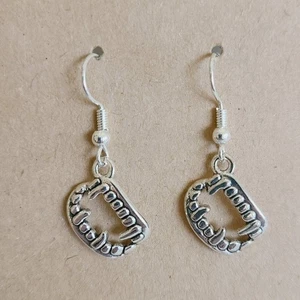 Handmade Silver Tone Vampire Teeth Dangle Earrings Ladies NWOT Halloween Event - Picture 1 of 4