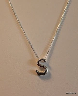 Colar de prata letra inicial S ajustável 16" a 18" pingente New York & Co - Imagem 1 de 2