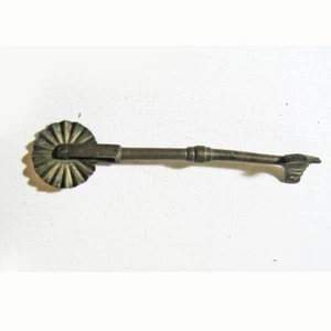 Antigua crimpadora de pastel de 4-1/4" de largo gira suavemente utensilios de cocina vintage de Nueva Inglaterra - Imagen 1 de 6