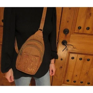 House of Cork Odesa Sling Taco braun Crossbody verstellbar Kork Unisex Tasche NEU - Bild 1 von 15