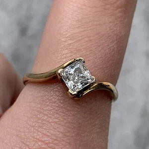 Princess Cut Cubic Zirconia Solitaire Bypass Ring 9ct 9K Yellow Gold - Size P - Picture 1 of 10