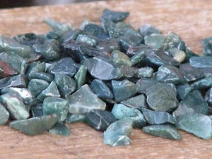 Chips de cristal Bloodstone verde, pulidos, sin perforar ~ lote a granel de 100 gramos - Imagen 1 de 4