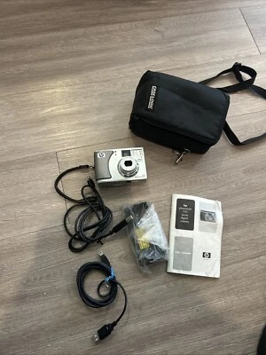 HP Photosmart 735 Digital Camera 3.2 MP 15x Zoom Silver  Untested - Image 1 of 4