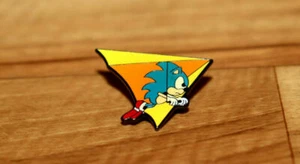 1992 Sonic the Hedgehog 2 Hang Glider Rare Pin Badge Sega Genesis Collectible  - Picture 1 of 4