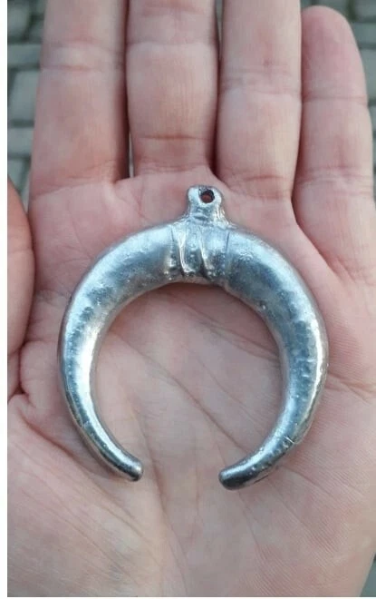 Riproduzione pendente lunula romana - Immagine 1 di 1