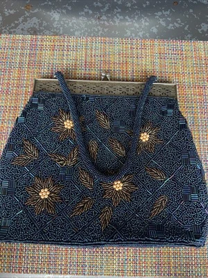 Bolso victoriano vintage con cuentas y mango superior con marco de metal y cuentas de vidrio de carnaval Foto 1 de 4