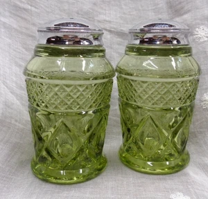 Vtg Colonial GREEN Glass SALT & PEPPER SHAKER Set ~ 3.5" H - Picture 1 of 6