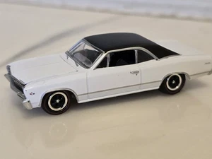 Johnny Lightning 1967 Chevrolet Chevelle Malibu SS White & blk 1:64 Opening Hood - Picture 1 of 8