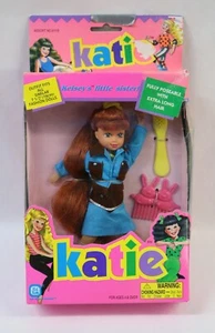 KATIE Kelsey's Little Sister 7,5" bambola rossa capelli extra lunghi Cutie 1996 bambino Kore - Foto 1 di 8