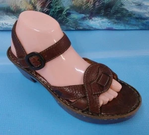 Born Womens Chocolate Brown Leather Sandals Flats Shoes W6035 Sz 8/39 - Picture 1 of 9