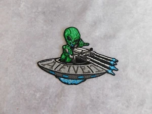 Green Aliens iron-on Applique Geeks & Gamers Fun Sci Fi Badge 5" WIDE 3" 1/2 TAL - Picture 1 of 1