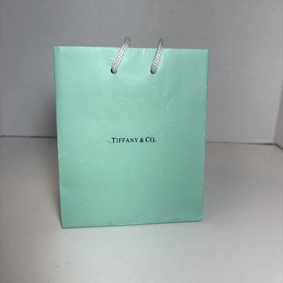 Auténtica bolsa de papel TIFFANY para regalo/joyería pequeña TOTALMENTE NUEVA 5,75 X 4,75 X 2,75 Foto 1 de 4