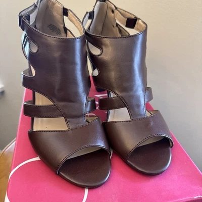 Zapato con tiras Nine & Co. JJSALA marrón chocolate punta abierta para mujer, talla 9M TOTALMENTE NUEVO Foto 1 de 4