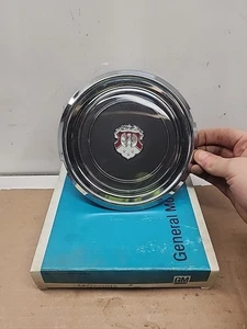 NOS 1985 1986 OLDSMOBILE NINETY EIGHT WIRE WHEEL COVER CENTER EMBLEM 22522016 - Picture 1 of 4