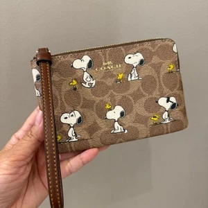 Muñequera Coach X Peanuts con cremallera en esquina en lona exclusiva con estampado Snoopy CBS82 - Imagen 1 de 4