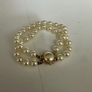 Bracciale perle finte colore panna vintage anni 60 doppio filo chiusura tono oro 8" - Foto 1 di 3