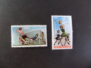 Estampillas de salud de Nueva Zelanda 1970 fútbol netball fútbol SG940/1 montadas sin montar o nunca montadas - Imagen 1 de 1