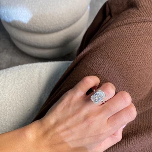 Alianza de diamantes cultivados en laboratorio con certificación IGI de corte radiante de 7,00 quilates platino 950 - Imagen 1 de 9