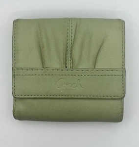 Cartera compacta Coach Soho verde para mujer - Imagen 1 de 4
