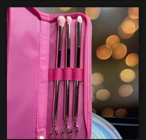 FRIENDS x Makeup Revolution ~ 3PC Lobster Eye Makeup Brush Set + Case ~ BNIB - Picture 1 of 3
