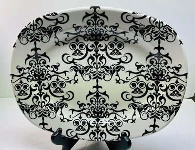 Plato ovalado Pottery Barn 12x9 Versalle negro candelabro sobre blanco Foto 1 de 4