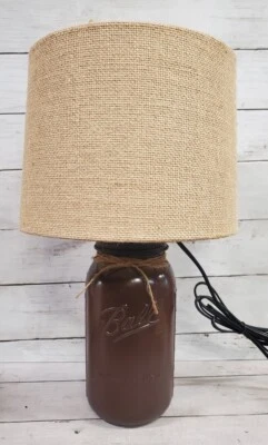 ¡NUEVO! Lámpara de tarro de albañil marrón espresso con pantalla de arpillera pintada a mano granja, cabaña Foto 1 de 4