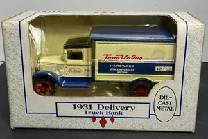 ERTL TRUE VALUE 10° ANNIVERSARIO 1931 CAMION CONSEGNA 1/34 COIN BANK #9501 NUOVO CON SCATOLA - Foto 1 di 6