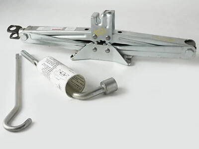 Suzuki Grand Vitara 2006-2013 rueda neumático gato herramientas emergencia puerta trasera Foto 1 de 4