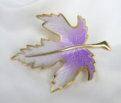 Broche prendedor hoja de arce metal dorado esmalte lavanda y blanco - ¡Precioso! Foto 1 de 4