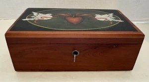 Vintage Lane 9" Zedernholz Schmuckkästchen Andenken mit Schlüssel 2 Tauben Herz - Bild 1 von 8